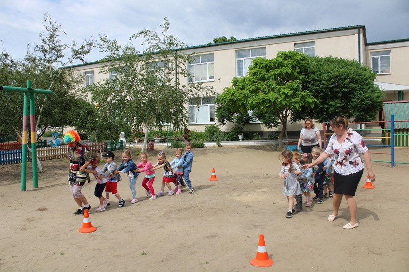 Спортивное развлечение «Здравствуй лето» в рамках  праздника «День зашиты детей»