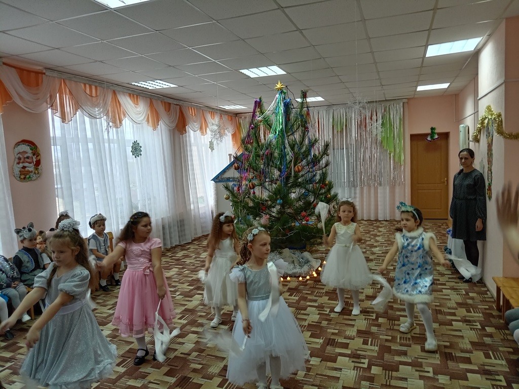 Праздник «Новый год к нам идет» в детском саду «Тополек»